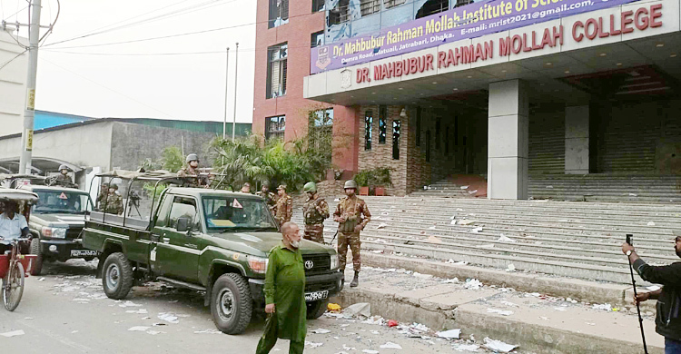মোল্লা কলেজ নিয়ন্ত্রণে নিল সেনাবাহিনী, বাইরে কৌতুহলী জনতা